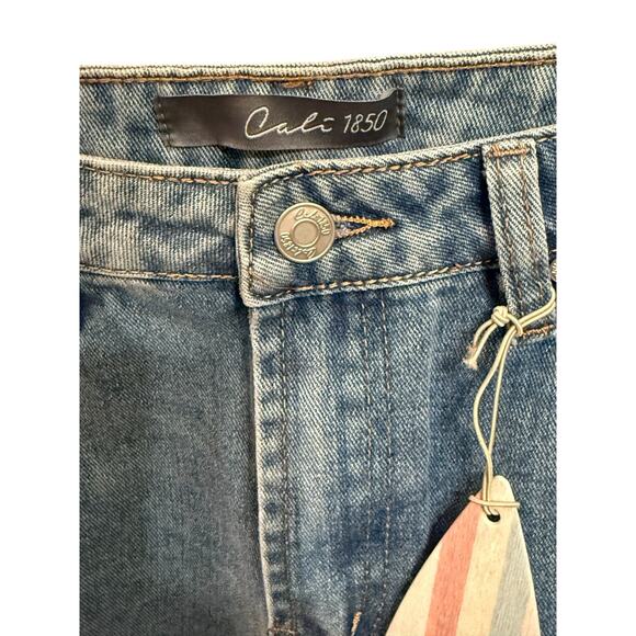 Cali 1850 Denim Shorts with Star Design on Back Size 11/30 NWT - Picture 2 of 4